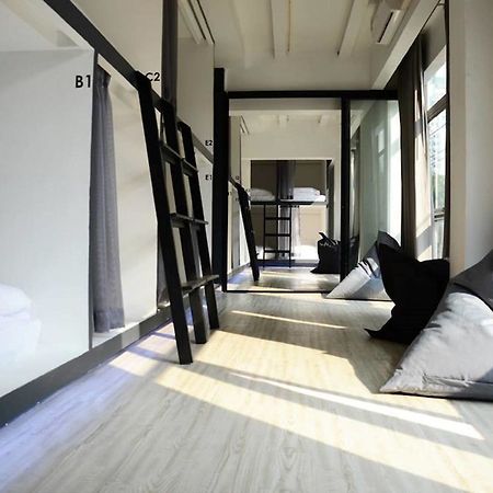 3 Howw Hostel At Sukhumvit 21 Банкок Екстериор снимка