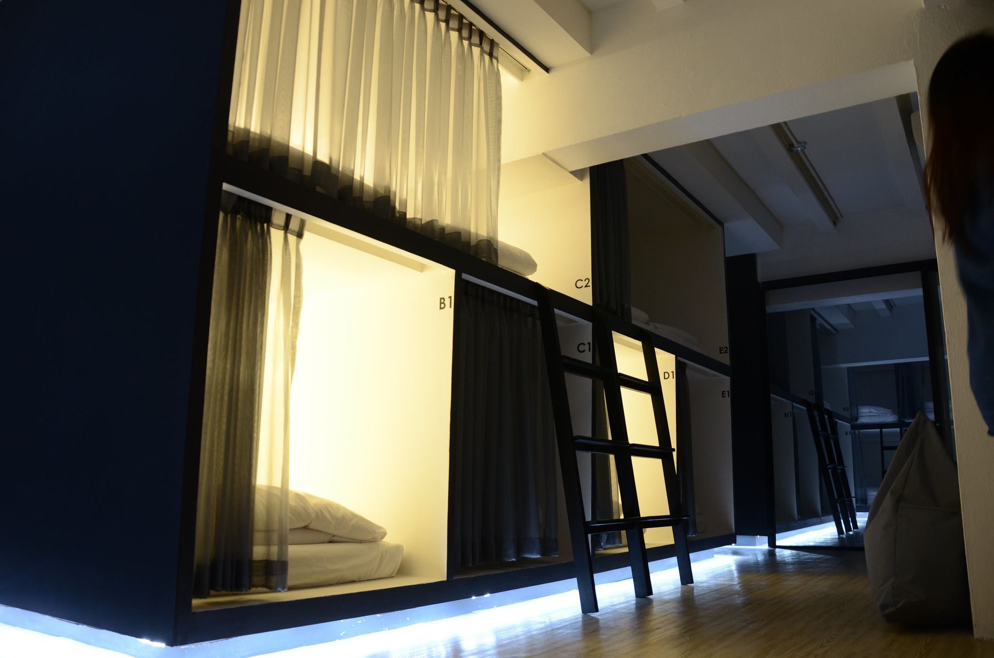 3 Howw Hostel At Sukhumvit 21 Банкок Екстериор снимка