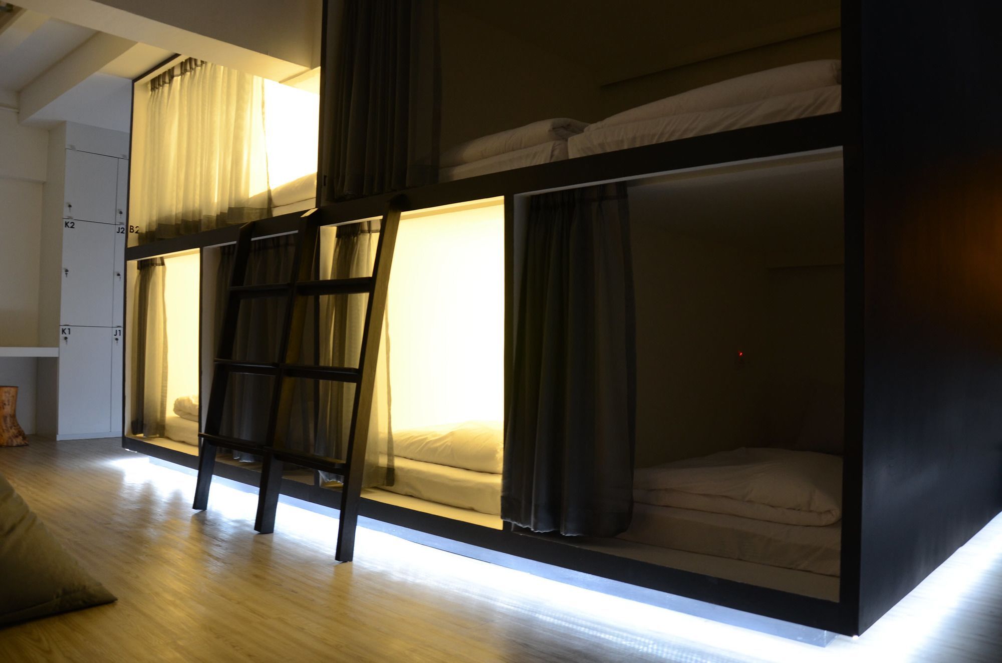 3 Howw Hostel At Sukhumvit 21 Банкок Екстериор снимка