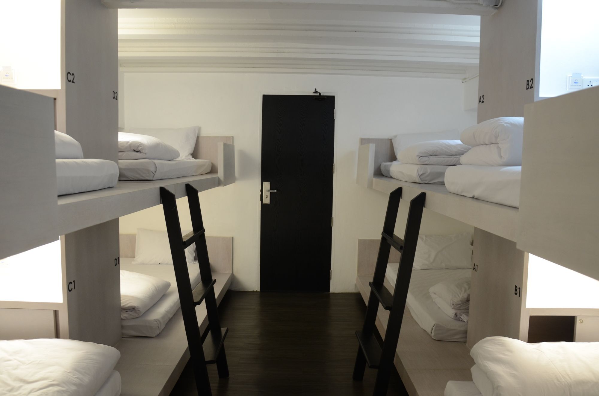 3 Howw Hostel At Sukhumvit 21 Банкок Екстериор снимка