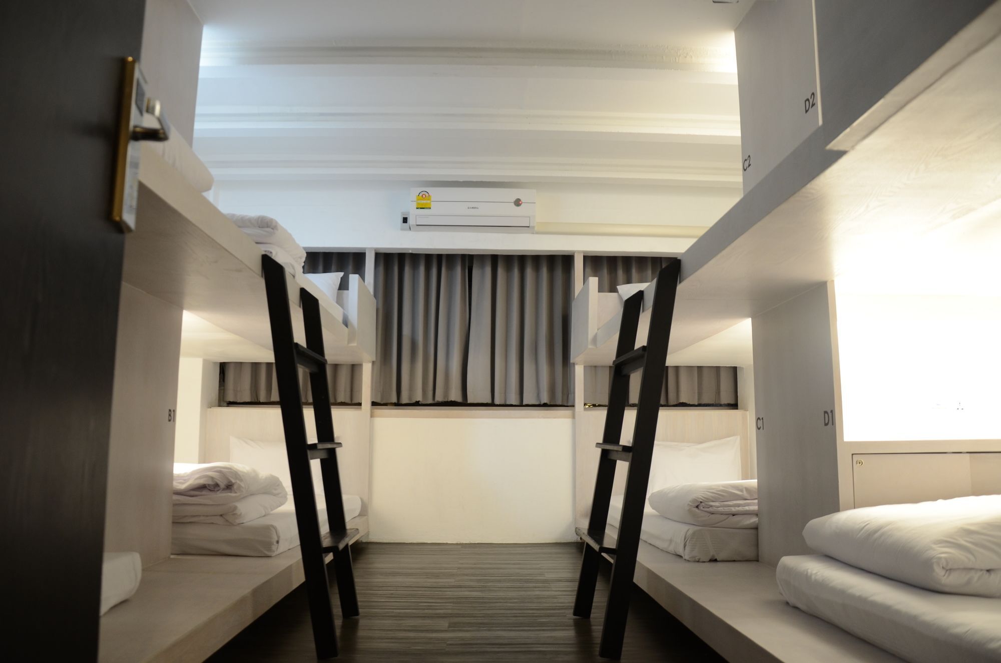 3 Howw Hostel At Sukhumvit 21 Банкок Екстериор снимка