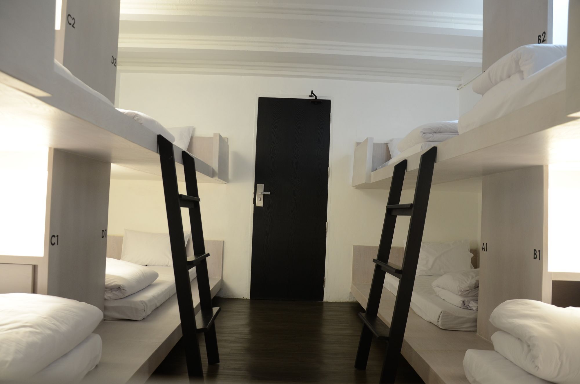 3 Howw Hostel At Sukhumvit 21 Банкок Екстериор снимка