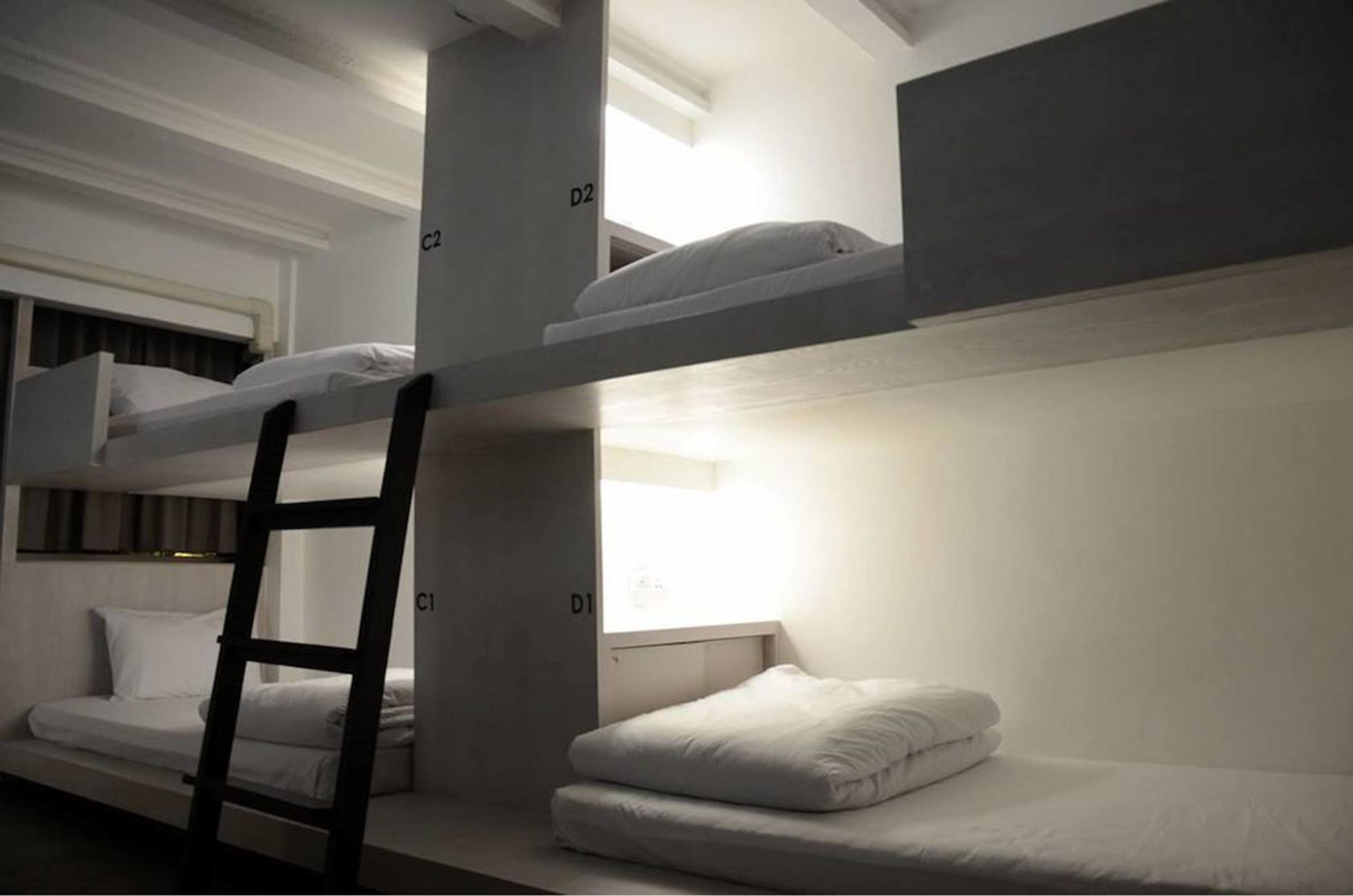 3 Howw Hostel At Sukhumvit 21 Банкок Екстериор снимка