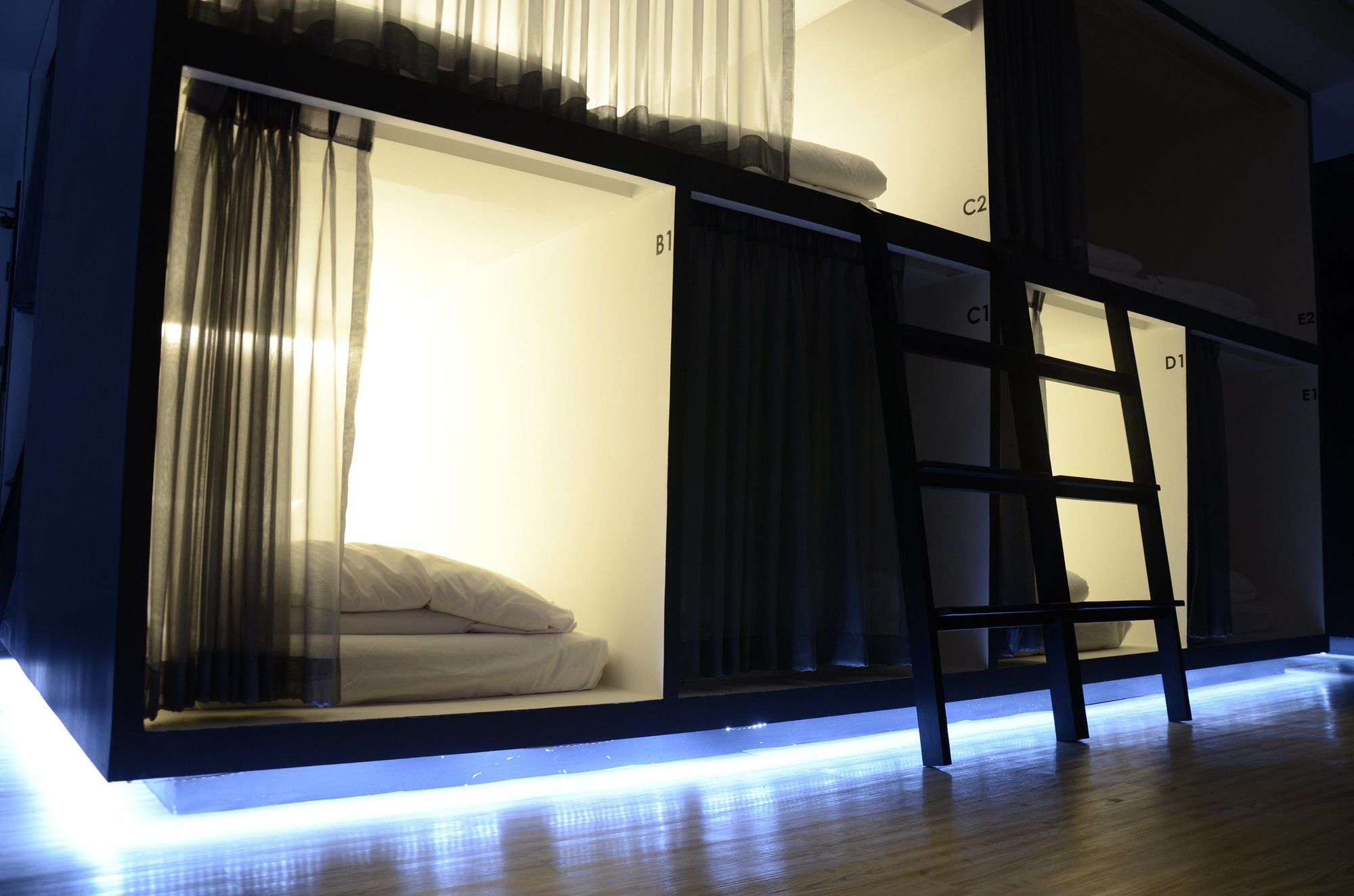 3 Howw Hostel At Sukhumvit 21 Банкок Екстериор снимка