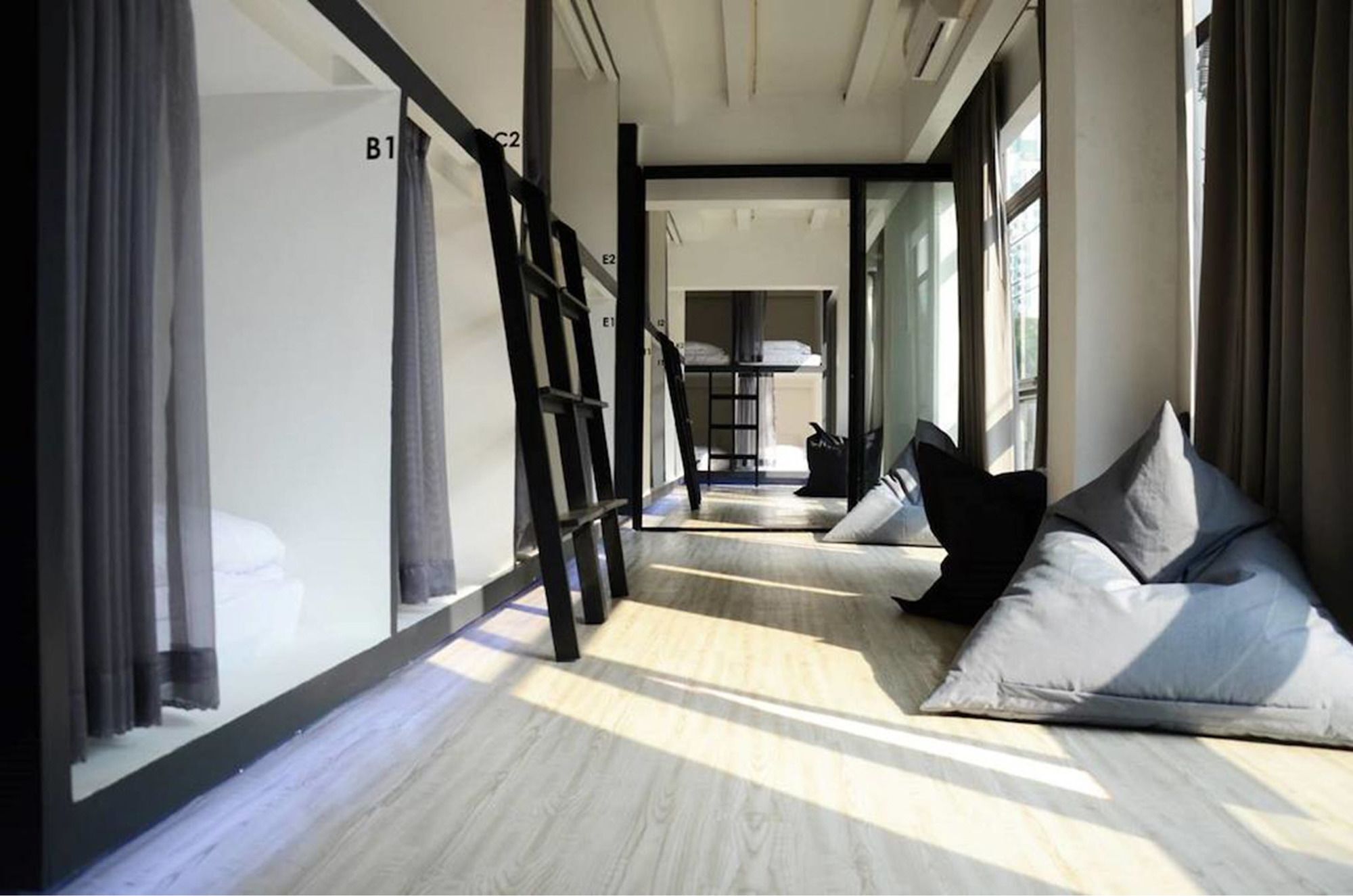 3 Howw Hostel At Sukhumvit 21 Банкок Екстериор снимка
